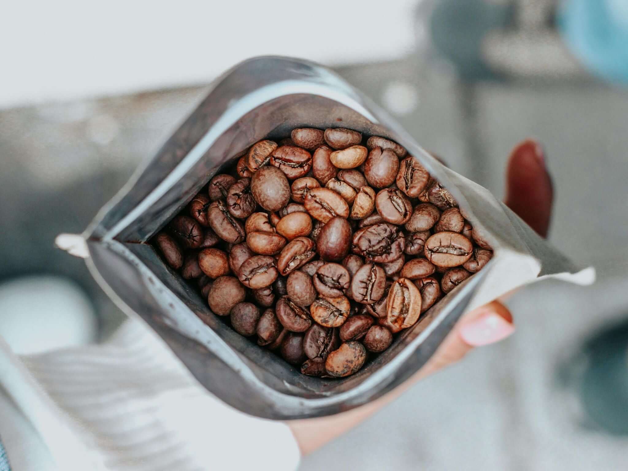 Storing fresh coffee beans in air-tight bag