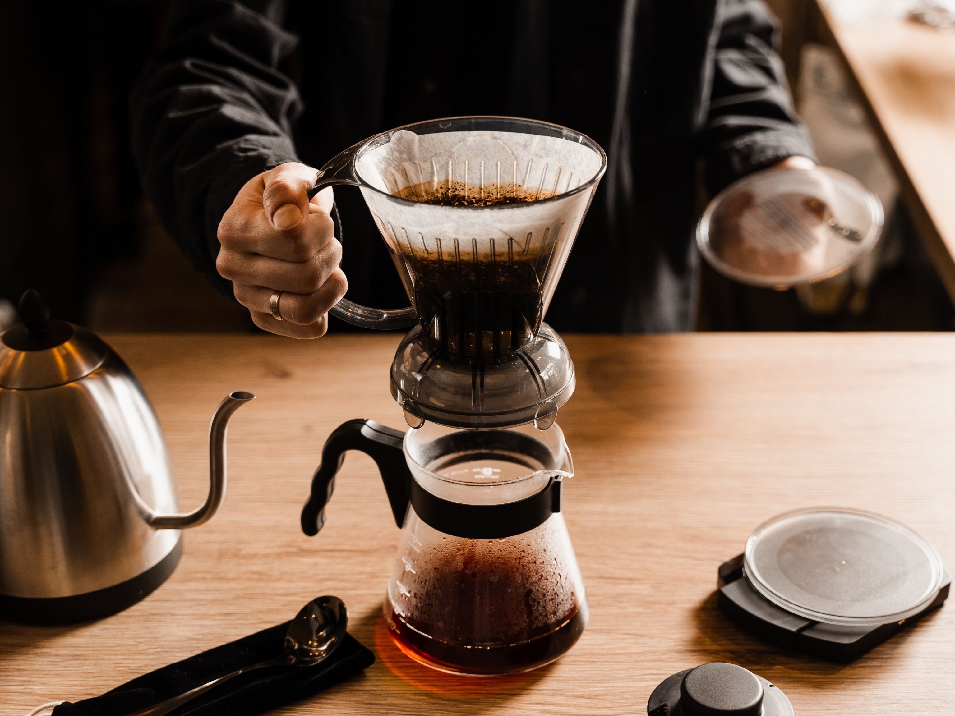 Filter coffee extraction into glass carafe