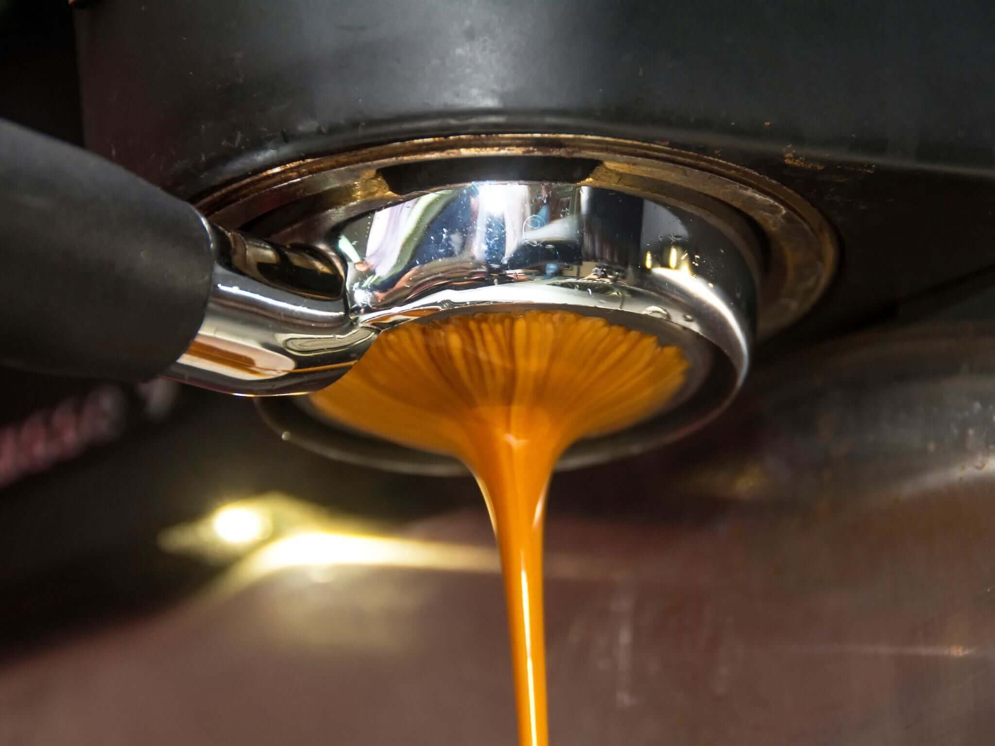 Espresso coffee extraction from naked filter